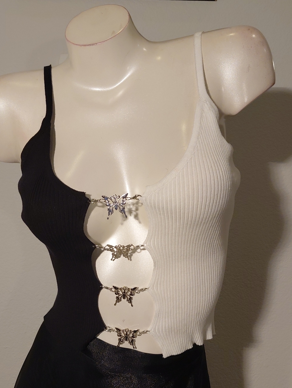 Immodel Butterfly-Clip Ribbed Crop Tank Top